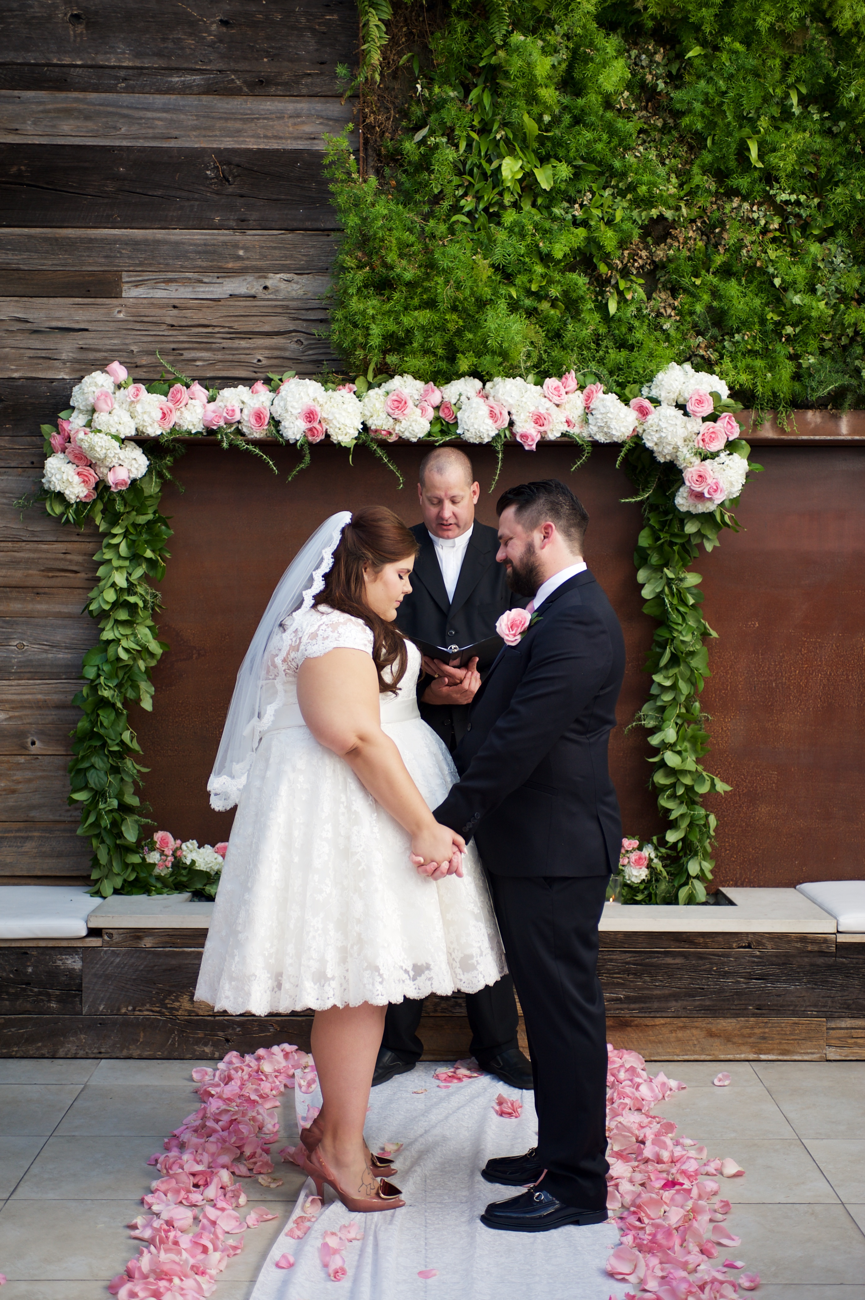 VegNews.VeganWeddings.Altar